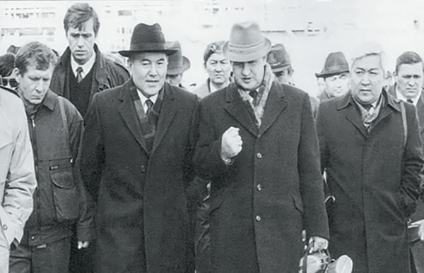 Nazarbayev at the Tengiz, 1988. Baykenov is on the far right
