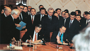 President of Kazakhstan N.A. Nazarbayev and Chairman of Chevron Corporation
Kenneth Derr sign an agreement on creating the Tengizchevroil joint venture.
Almaty. April 6, 1993