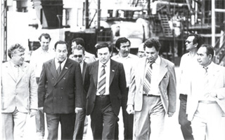 Chairman of the Council of Ministers of the Kazakh SSR N.A. Nazarbayev and First Secretary of the Guryev city Party Committee R.T. Cherdabayev at the oil refinery. Guryev, 1984