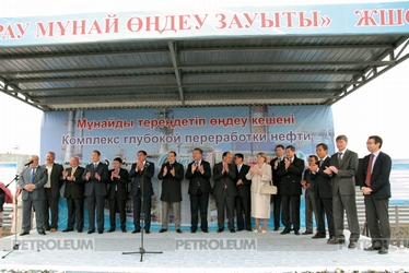 The ceremony participants at the laying of the fisrt stone to the construction of the deep conversion facility