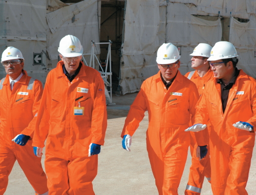 Во время визита руководства АО «НК «Казмунайгаз» на остров Д, сентябрь, 2009 г