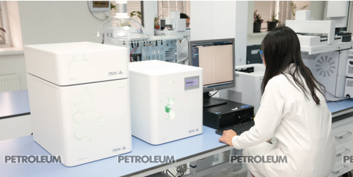 Сотрудница геохимической лаборатории за работой на газовых хроматографах
серии Agilent