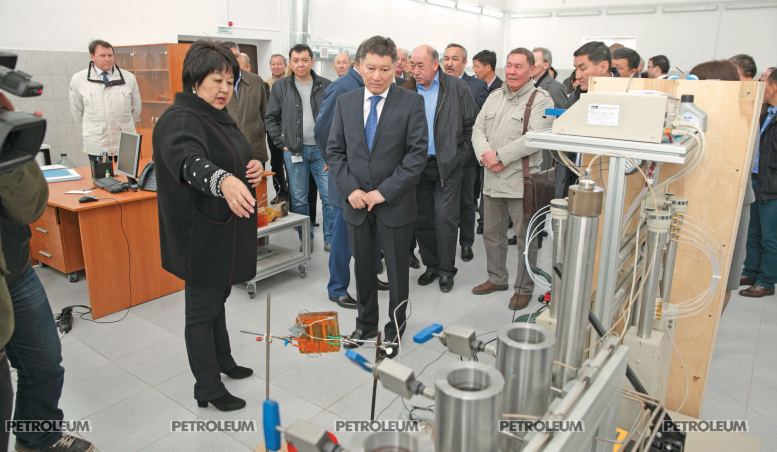 Генеральный директор ТОО «НИИ «Каспиймунайгаз» Бабашева М.Н. на открытии геохимической лаборатории