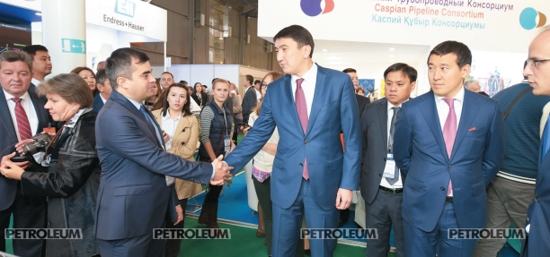 Magzum Mirzagaliyev (in the centre) with participants of exhibition